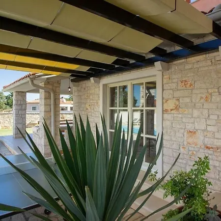 Lavanda With Private Pool, Beach 3km Mednjan